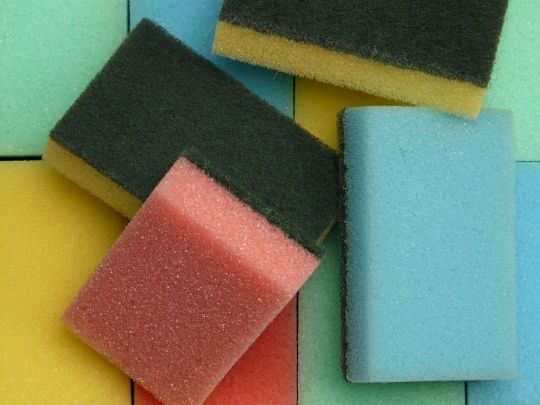 Обробка окропом не допоможе: як часто потрібно міняти губки для миття посуду