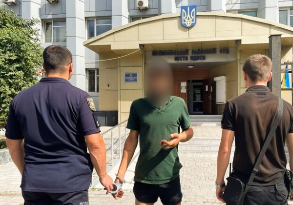 Угрожал вымышленными пистолетом и гранатой: в Одессе иностранец напал на таксиста