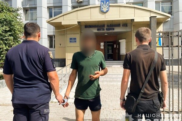 Угрожал вымышленными пистолетом и гранатой: в Одессе иностранец напал на таксиста